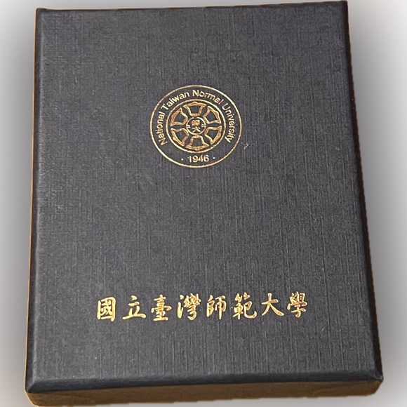 National Taiwan Normal University (NTNU) Box of 4 Magnets (2-5/8โ x 3-3/8โ each) - Picture 2 of 15